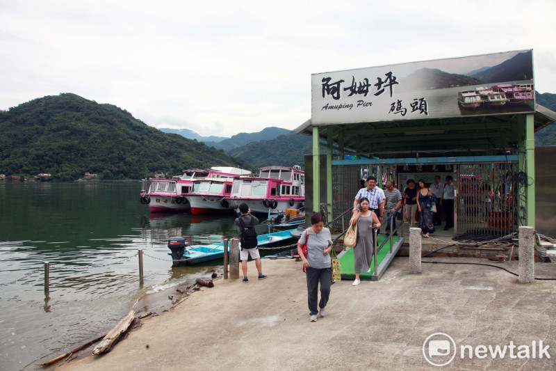 購買台灣好行藍色公路行程套票的旅客可以到阿姆坪碼頭搭遊艇，走水路直達新溪口吊橋，一覽石門水庫悠靜的湖光山色。   圖、林昀真/攝