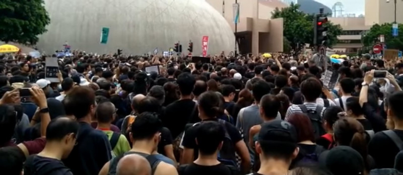 香港「反送中」運動今日選在九龍遊行，眾人預計包圍高鐵西九龍站，向政府表達訴求。   圖：翻攝自臉書