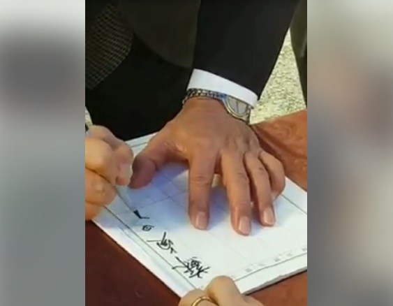 行政院長蘇貞昌日前到屏東出席一場告別式，簽名後擲筆的影片流出，還被移花接木成因公殉職的鐵路警察李承翰的告別式（16日才會舉行），引發熱議。   圖：翻攝自臉書