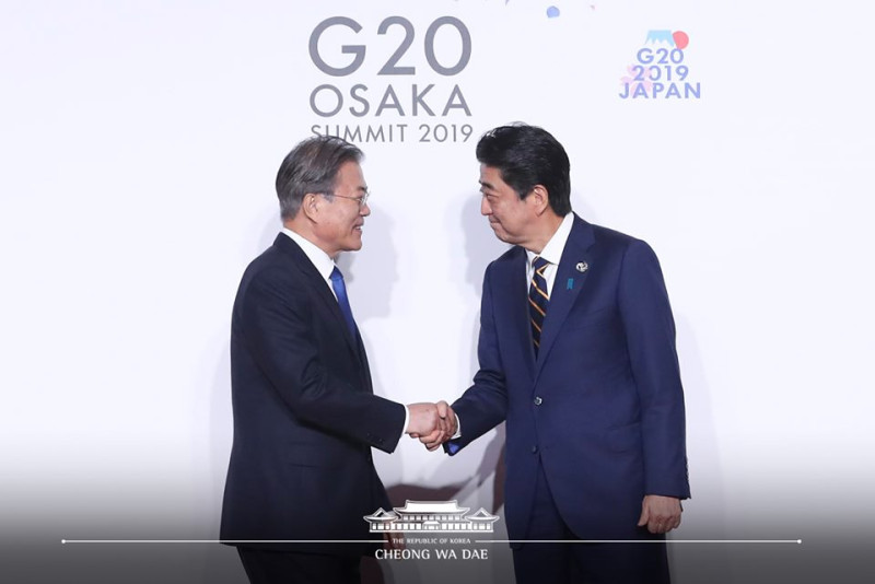 韓國總統文在寅（左）被認為挑起與日本的二次世界大戰情結，圖為他出席6月G20高峰會，與地主日本首相安倍晉三會面。   圖：翻攝自青瓦台臉書