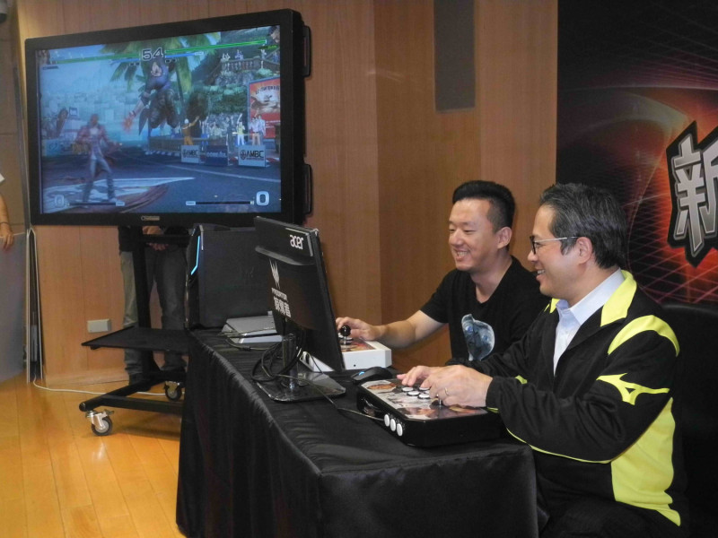 新北市副市長吳明機（右）與電競選手ET進行格鬥電競PK賽。   圖：王峻昌/攝