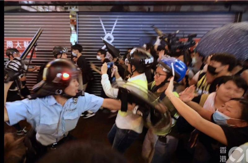 香港警方今天表示，在鎮暴警察與反對逃犯條例的「反送中」抗議人士於深夜爆發衝突後，有5人遭逮捕。   圖：翻攝黃之鋒推特