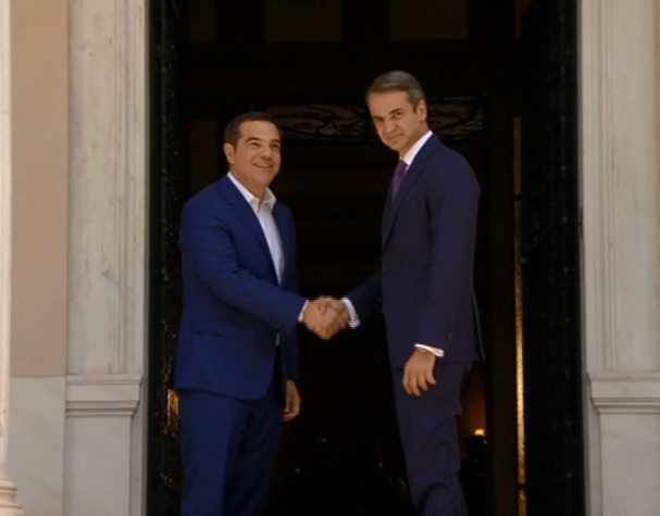 總統府內的儀式結束後，米佐塔基斯（右）來到總理辦公室兼官邸，與遭他擊敗的前總理齊普拉斯（左）短暫會晤。   圖：翻攝米佐塔基斯臉書影片