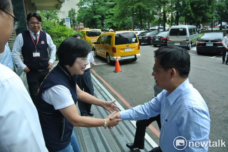 楊瓊瓔在交通局大門迎接林佳龍。   圖：唐復年/攝