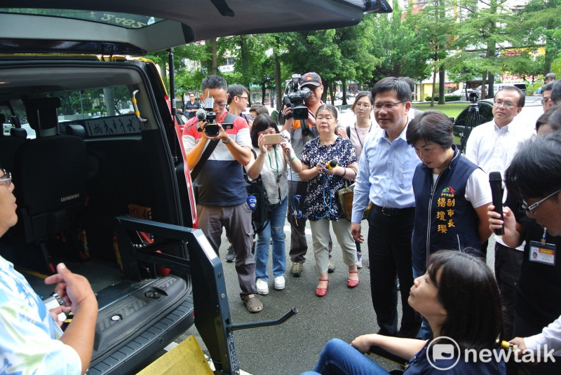 楊瓊瓔與林佳龍一同了解通用計程車使用情形。   唐復年/攝