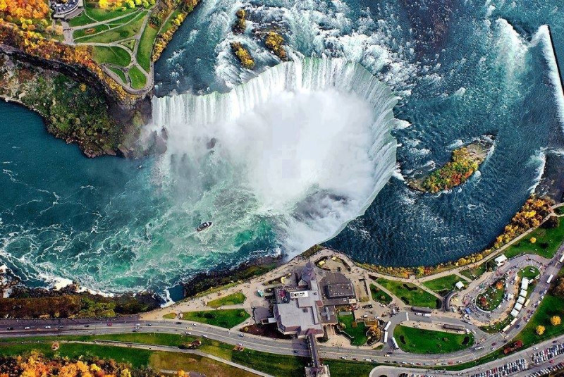 尼加拉瀑布是世界3大跨國瀑布之一，其中的馬蹄瀑布橫跨美加兩國，寬670公尺，落差57公尺，水流洶湧。   圖：翻攝尼加拉瀑布臉書