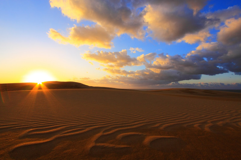 鳥取砂丘是日本最大砂丘，特殊景觀吸引許多國內外遊客到訪。   圖：翻攝自華信航空官網