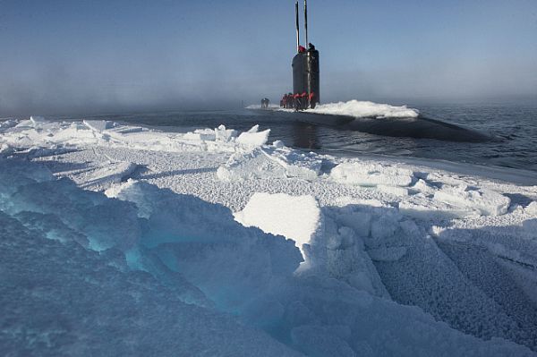 美國海軍每兩年都會在北極圈舉行冰層演習，圖為洛杉磯級潛艇USS Hartford（SSN-768）在北極的活動。   圖：翻攝自美國海軍官網