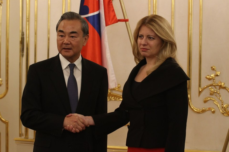斯洛伐克第1位女總統卡普托娃（右）10日接見到訪的中國外交部長王毅，直接提出中國人權問題。   圖：翻攝自卡普托娃臉書