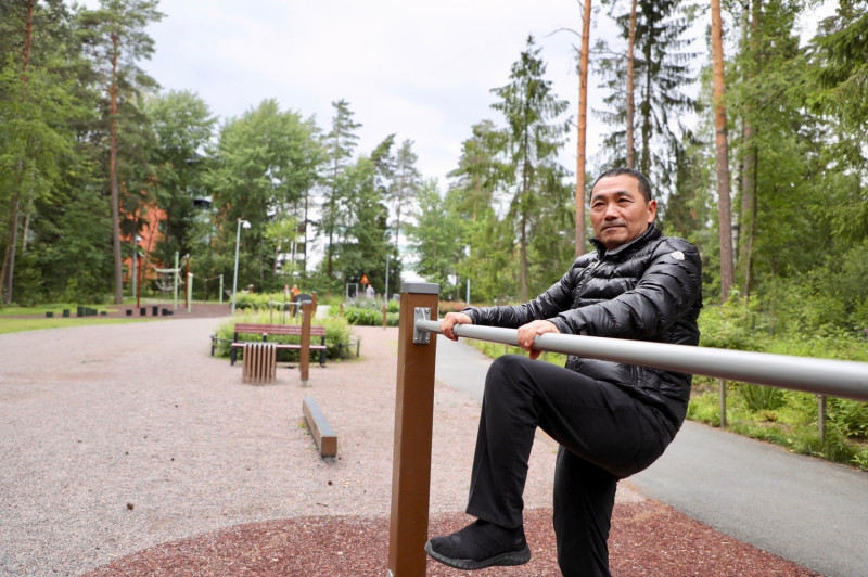 侯友宜赴北歐進行「安居樂業之旅」考察，首站到芬蘭參訪 Nayttelijantie高齡公園共融式遊具設計。    圖：新北市政府提供