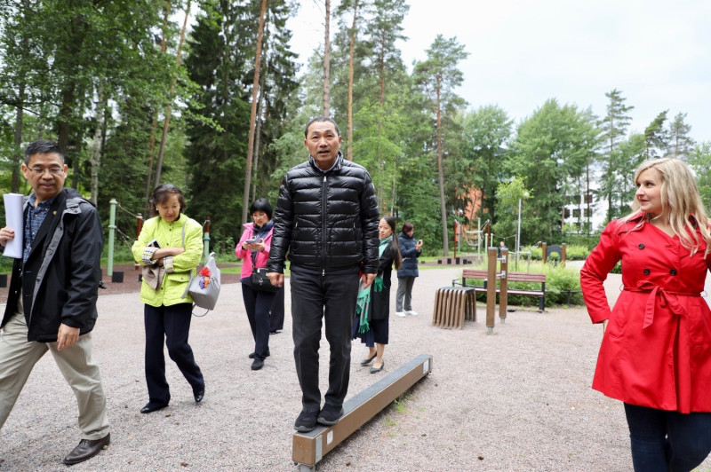 侯友宜在芬蘭的Nayttelijantie 高齡公園，體驗共融式遊具。   圖：新北市政府提供
