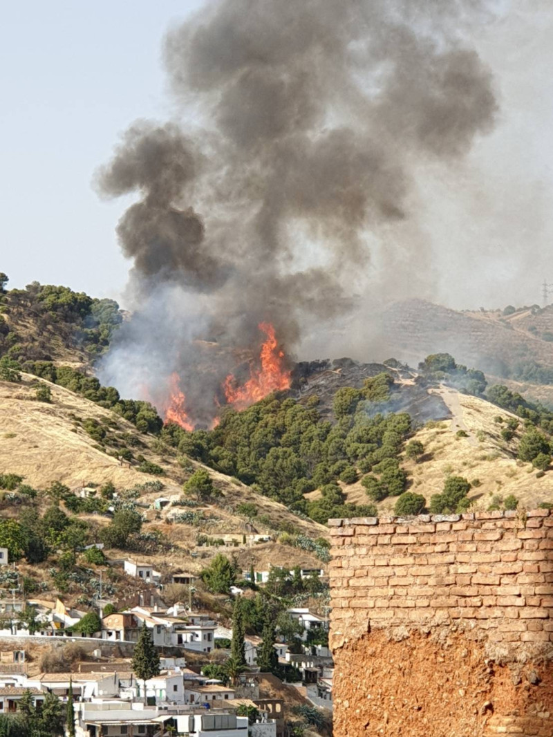 西班牙阿爾汗布拉宮約2公里附近的一處山坡地，在當地時間7月11日下午4時許突然竄出火苗，眾人驚呼。   圖：謝步智/攝