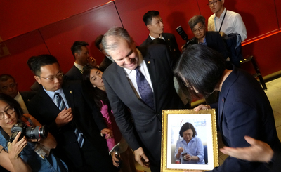 巴拉圭駐聯合國常代亞里歐拉特別帶著蔡總統本人照片，致贈蔡總統。   圖：中央社