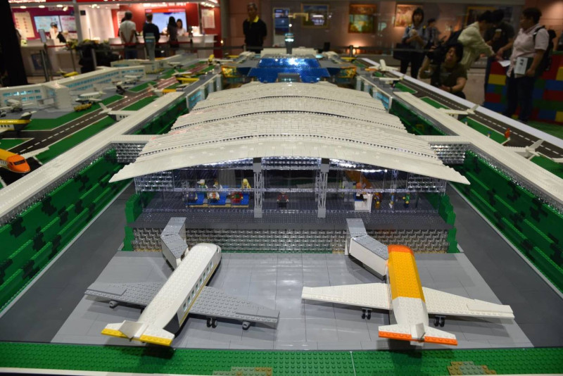 樂高大師黃彥智耗時半年，為桃園機場打造18平方公尺的迷你樂高機場。   圖：交通部／提供
