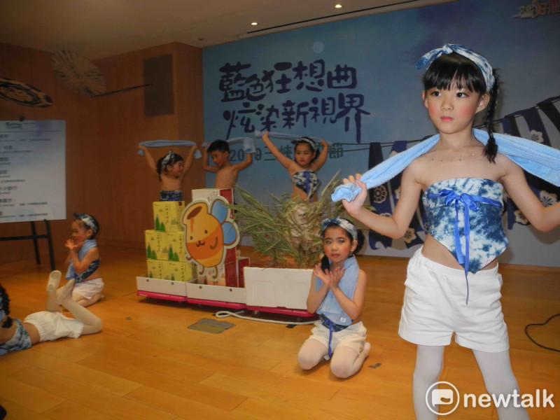 小朋友穿著藍染肚兜，介紹三峽農特產品，活潑可愛。   圖：王峻昌/攝