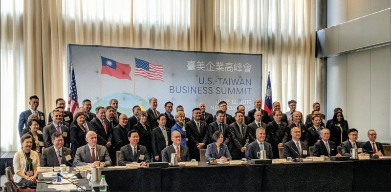 總統蔡英文今天出席台美企業高峰會表示，鼓勵雙邊投資一向為政府最優先要務。   圖/外交部推特
