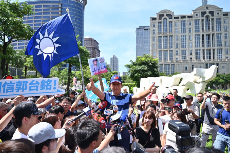 郭台銘上午在台北舉辦「跟著郭懂遊街去」造勢活動，為初選民調做最後衝刺。   圖：郭台銘競選辦公室／提供