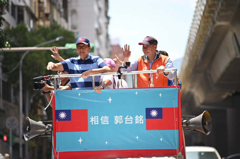 郭台銘上午在台北市街頭以車隊掃街拜票，向民眾喊話「在家接電話」，他會衝刺到最後一刻。   圖：郭台銘競選辦公室／提供