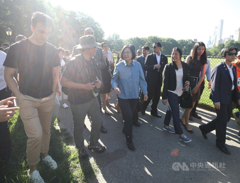 總統蔡英文（前左3）出訪去程過境美國紐約，13日上午（當地時間）在中央公園與台灣留學生相見歡，雙方邊走邊聊，輕鬆互動。   圖：中央社