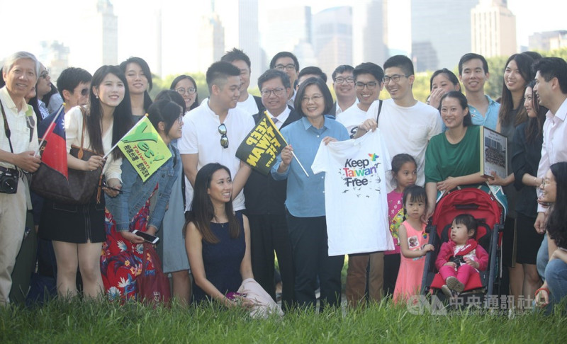 總統蔡英文（中藍衣者）出訪去程過境美國紐約最後一天，13日上午（當地時間）在中央公園與台灣留學生相見歡並一同健走，學生們也送上紀念T恤給蔡總統。   圖：中央社