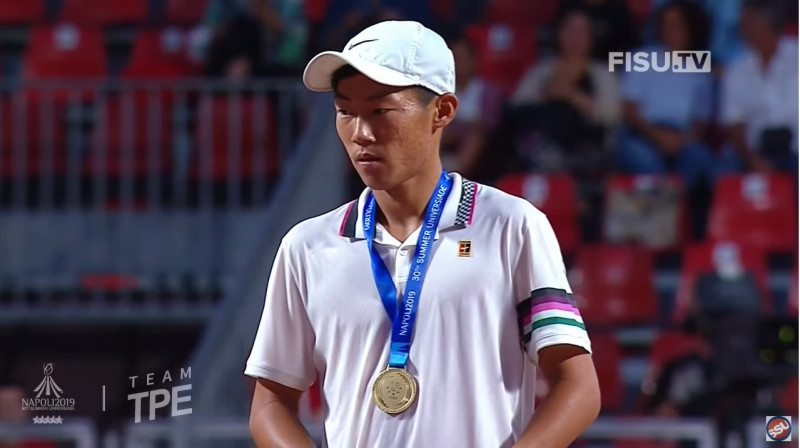 台灣網球小將曾俊欣在2019拿坡里世大運網球男單決賽中演出逆轉秀，為中華隊摘下第9金。   圖/翻攝自SSUtv Sports