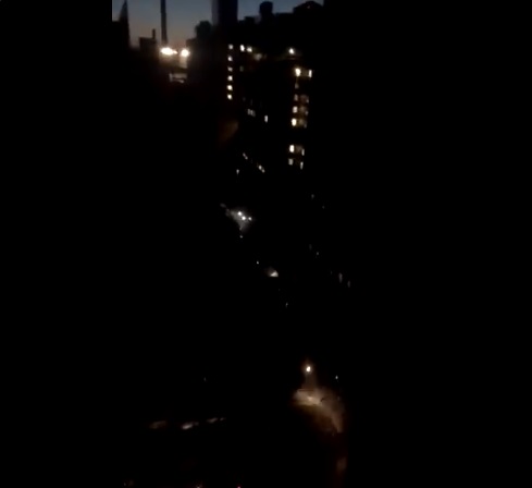 美國紐約大規模停電，讓曼哈頓大部分區域無電可用。   圖/翻攝自推特