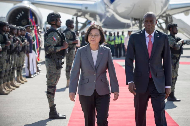 總統蔡英文出訪友邦海地，海地總統摩依士以盛大軍禮來迎接台灣訪問團。   圖：翻攝自趙天麟臉書