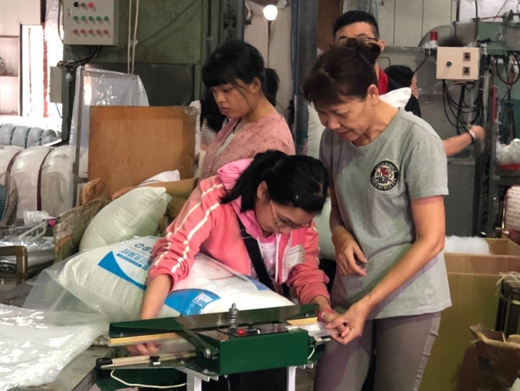 身障求職者體驗枕頭製作。   圖/台中市政府勞工局提供