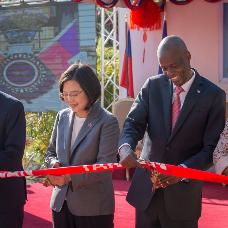 總統蔡英文（左）與海地總統摩依士（右）一同為海地與台灣的商品展進行開幕剪綵儀式。   圖：翻攝自蔡英文臉書