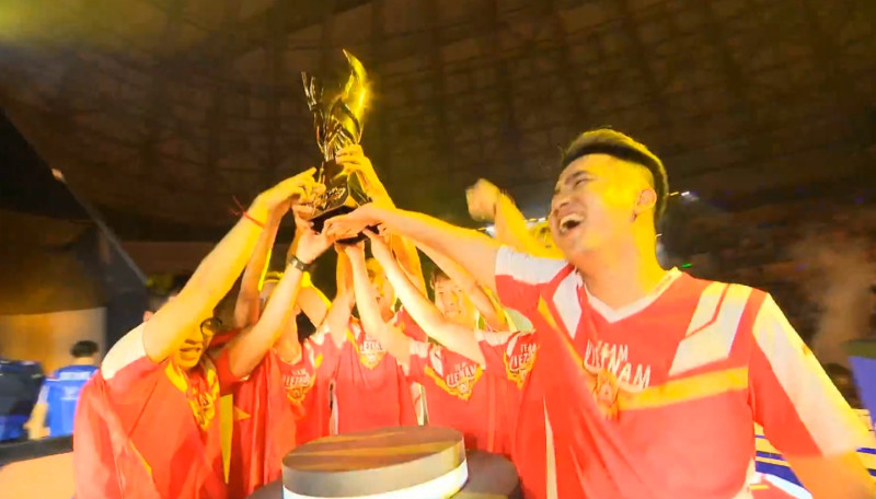 以Team Flash為班底的越南隊報了去年底AIC冠軍戰一箭之仇，登頂世界冠軍。   圖：翻攝自Garena Live