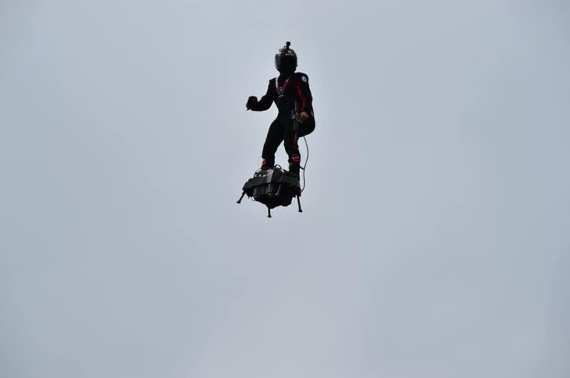 由法國前噴射滑雪冠軍暨水上摩托車冠軍選手沙帕塔操控的飛行滑板，在法國慶閱兵典禮上大出風頭。   圖：翻攝自法國警察總局臉書