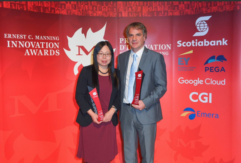 中國病毒學家邱香果（左）與加拿大前特殊病原體主任Gary Kobinger博士，2018年因發明治療伊波拉病毒藥物，獲得不少獎項。   圖：翻攝自Manning Awards推特