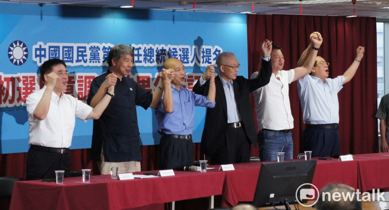 國民黨主席吳敦義與高雄市長韓國瑜攜手喊口號。   圖：黃建豪/攝