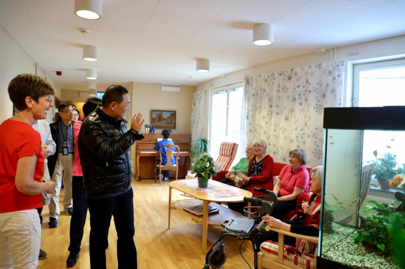 Lojtnantsgarden老人照護中心的專業人力十分充足，還有鋼琴老師進駐。    圖：新北市政府提供