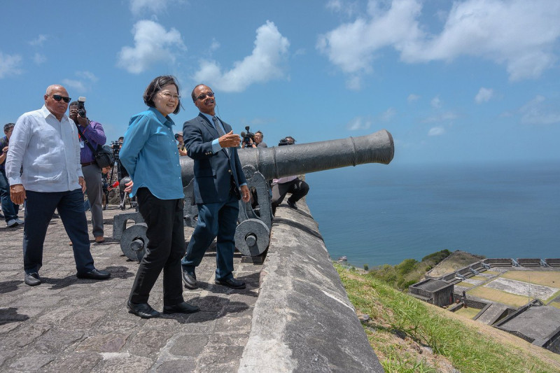 總統蔡英文（右二）15日參觀世界遺產－－聖克里斯多福及尼維斯的硫磺山要塞國家公園，對加勒比海風光讚嘆不已。   圖：翻攝自蔡英文推特
