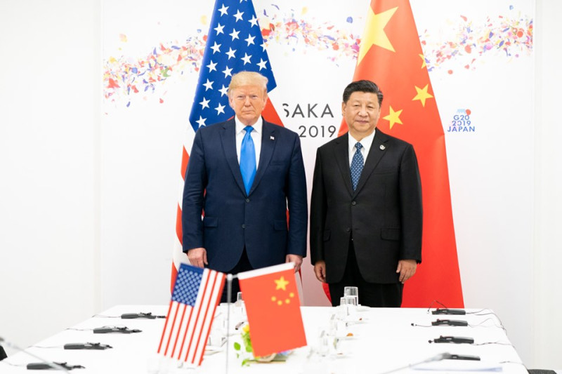 美國總統川普與中國領導人習近平在G20峰會合影，雙方笑容都有些勉強。   圖：翻攝自美國白宮臉書