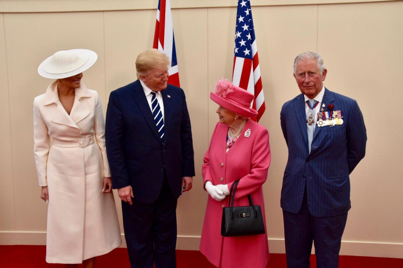 美國總統川普（左二）伉儷6月詐問英國，獲得英國女王（右二）接見，但之後爆出英駐美大使痛罵川普事件。   圖：翻攝自英國王室推特