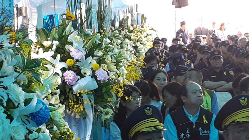 殉職鐵路警察李承翰告別式，高雄市長韓國瑜的夫人李佳芬代表高雄市府也到場致祭。   圖：蔡坤龍/攝