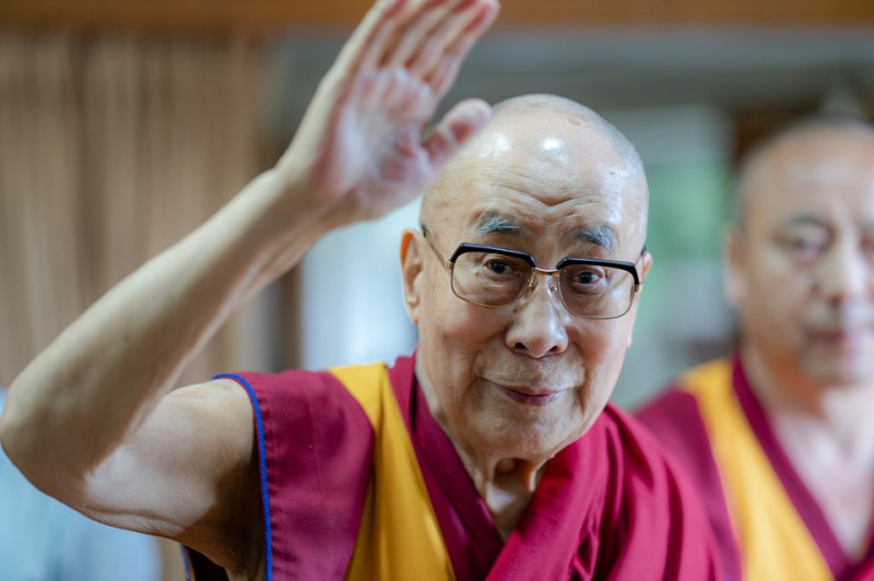 西藏精神領袖達賴喇嘛（前）歡度84歲生日，表示自己的轉世將在西藏境外出生，遠離中國當局的控制。   圖：翻攝自達賴喇嘛臉書