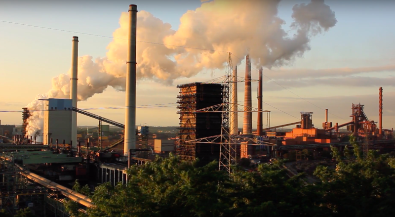 工廠大量的二氧化碳排放，造成全球暖化問題嚴重。   圖： Creative Commons／ YouTube