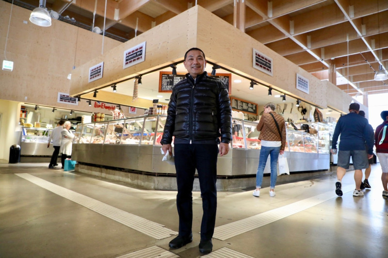世界第7大市場的瑞典Östermalms Saluhall市場環境整潔明亮，有著舒適氛氛，讓侯友宜印象深刻。   圖：新北市政府/提供