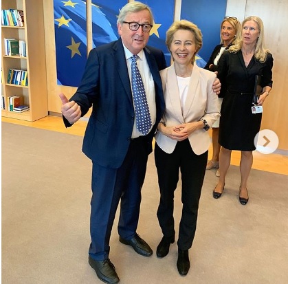 歐盟將卸任的主席容克（左起）擁抱新當選執委會主席的范德賴恩，終於可以交棒。   圖：翻攝自范德賴恩IG