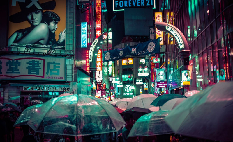 日本多數人都用大把的長柄傘，原因與其民族性有關。   示意圖／取自 Unsplash 
