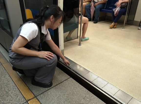 當車門產生異常，車站站長會立即抵達月台排除門溝中異物。   圖：台北捷運公司／提供