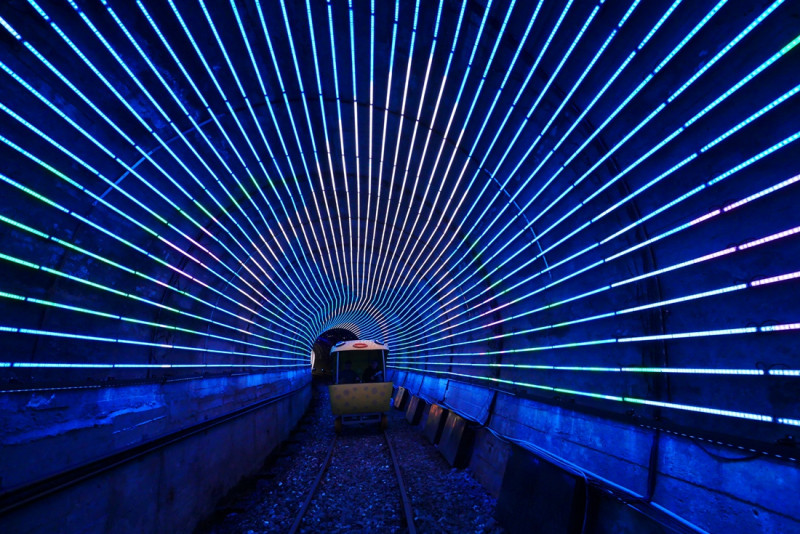 深澳自行車推出夏日限定的浪漫燈飾隧道。   圖：新北市觀光局／提供