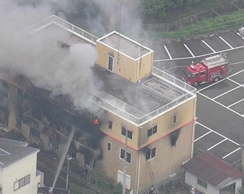 位於京都的「京都動畫」遭到一名男子縱火，3層樓付之一炬，目前已知33人死亡、36人受傷。   圖：翻攝自推特