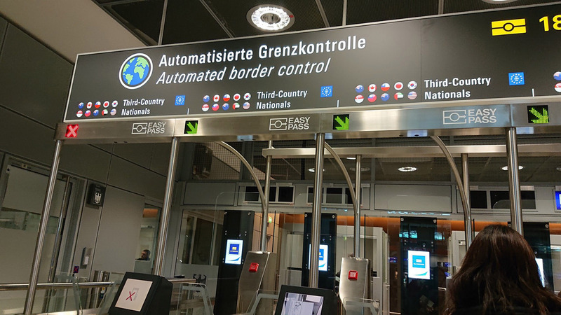 德國法蘭克福機場自動通關待遇的通道看板上有台灣國旗，顯示持台灣護照成年旅客也可享有自動通關。   圖：中央社資料照片/網友提供