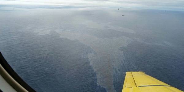 加拿大紐芬蘭附近的海伯尼工石油平台傳漏油事件，海面上都是油污染，綿延超過5公里。   圖：翻攝自Oil & Gas Advisors ‏推特