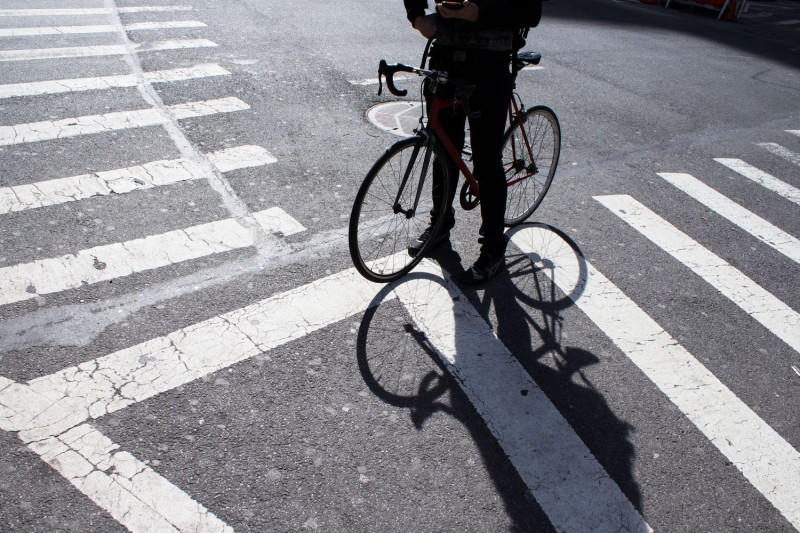 自行車騎在斑馬線上是違規的。   示意圖／取自 Unsplash