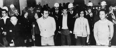 中間白衣男子就是當年在審判庭上的姚嘉文律師。圖片來源：維基百科
